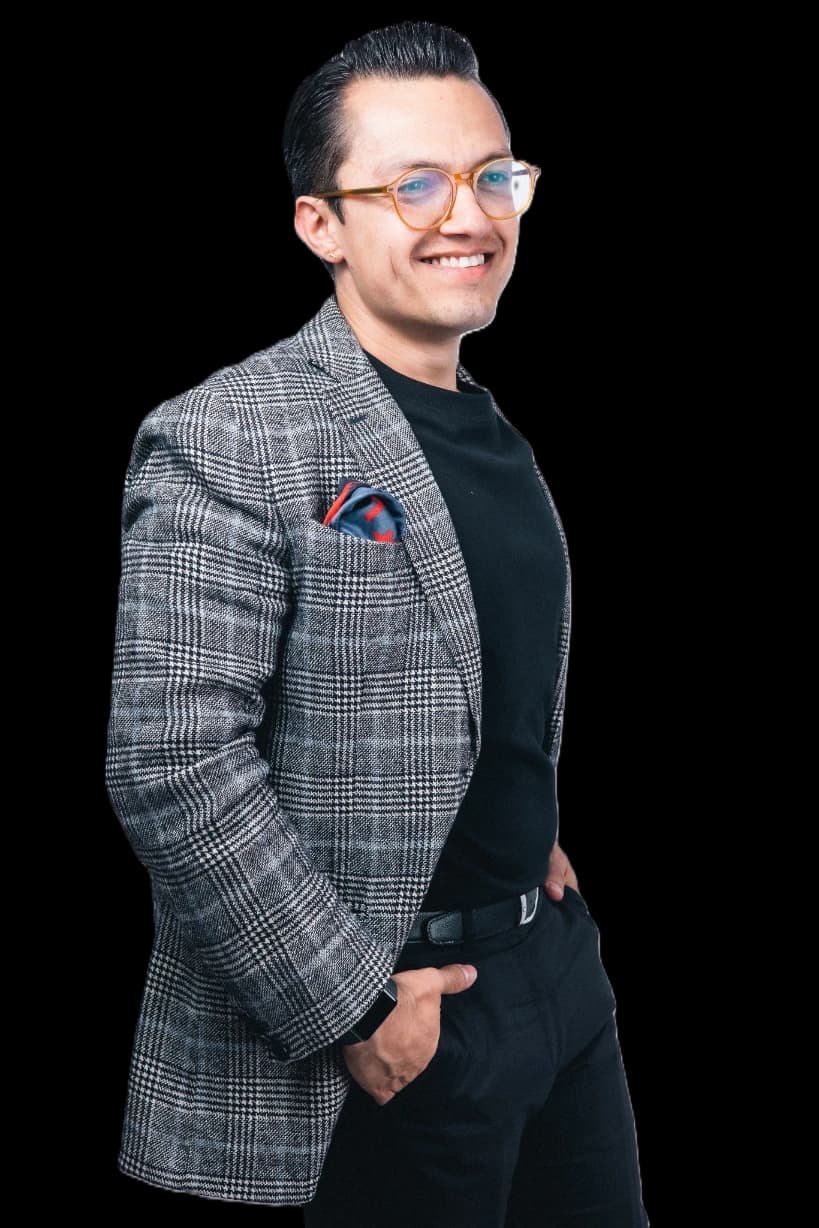 Eduardo Cuevas en su oficina